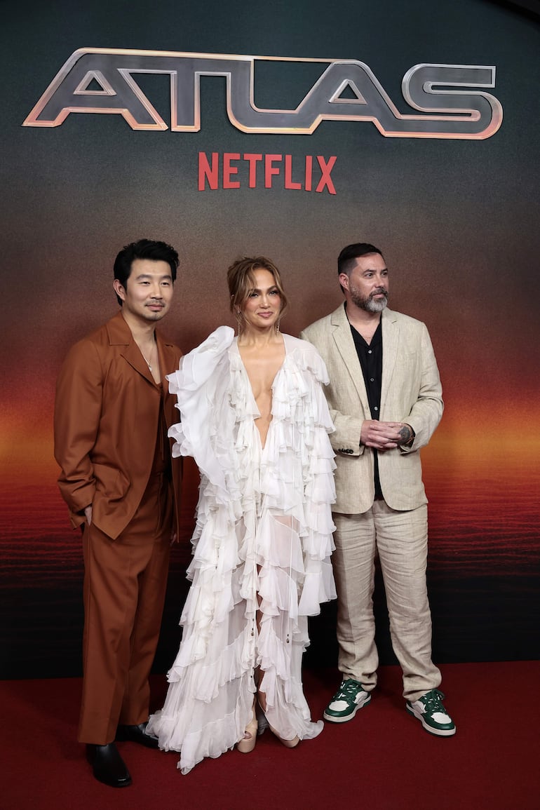 Jennifer López, el actor chino-canadiense Simu Liu y el director canadiense Brad Peyton posan en la alfombra roja de la película de la plataforma Netflix 'Atlas', en el Parque Toreo Central de la Ciudad de México (México). (EFE/ José Méndez)
