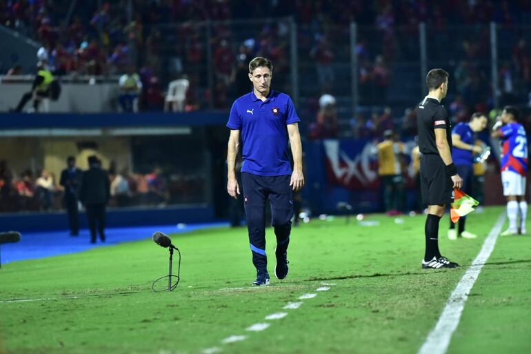 El argentino Facundo Sava, entrenador de Cerro Porteño, durante el partido ante Palmeiras por la fase de grupos de la Copa Libertadores en el estadio La Nueva Olla, en Asunción, Paraguay.