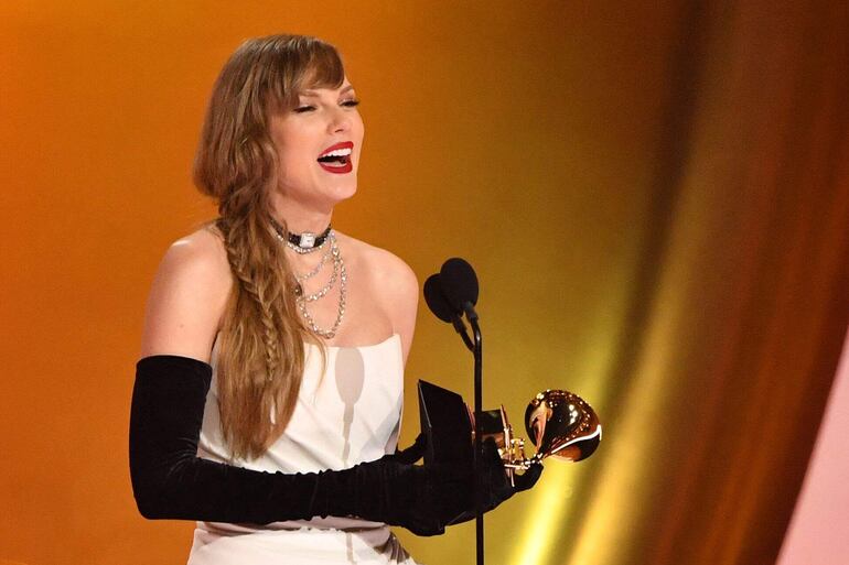 La cantautora estadounidense Taylor Swift acepta el premio al Mejor Álbum Vocal Pop por "Midnights" en el escenario durante la 66ª Entrega Anual de los Premios Grammy en el Crypto.com Arena de Los Ángeles el 4 de febrero de 2024.