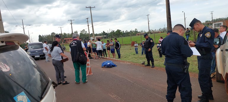 Vecinos y Policías en el lugar donde se produjo el fatal accidente en curuguaty.