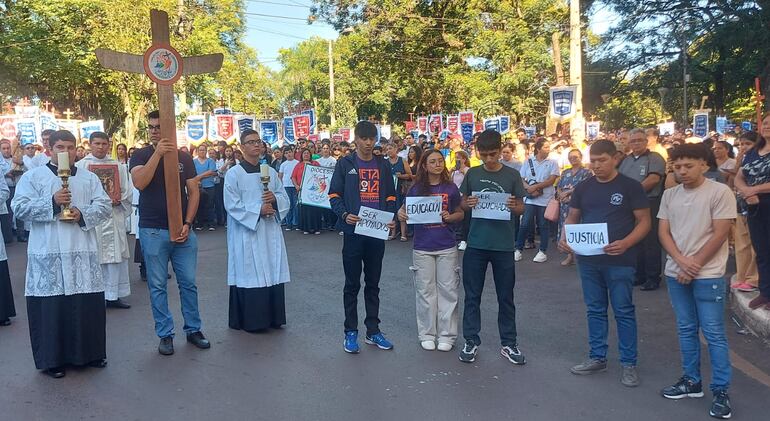 En una de las estaciones, un grupo de jóvenes pidió apoyo, acceso a una mejor educación, ser escuchados y justicia.