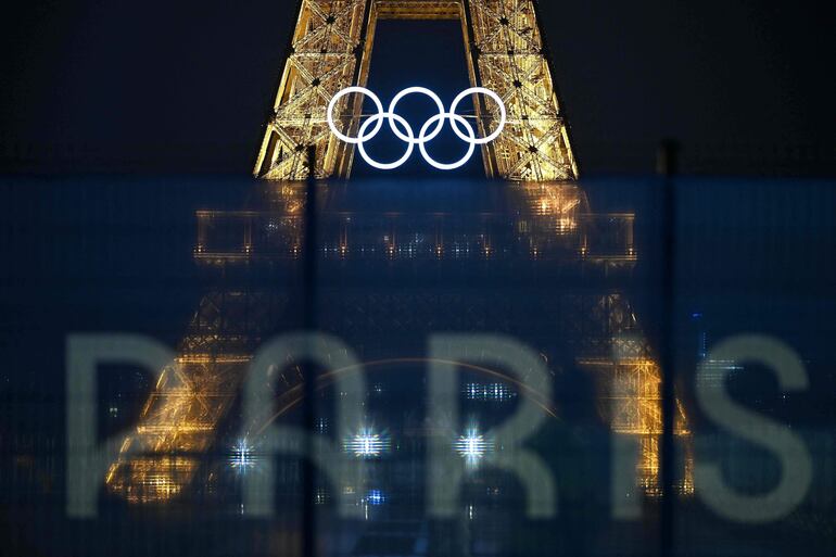 La torre Eiffel Tower con los anillos olímpicos. 