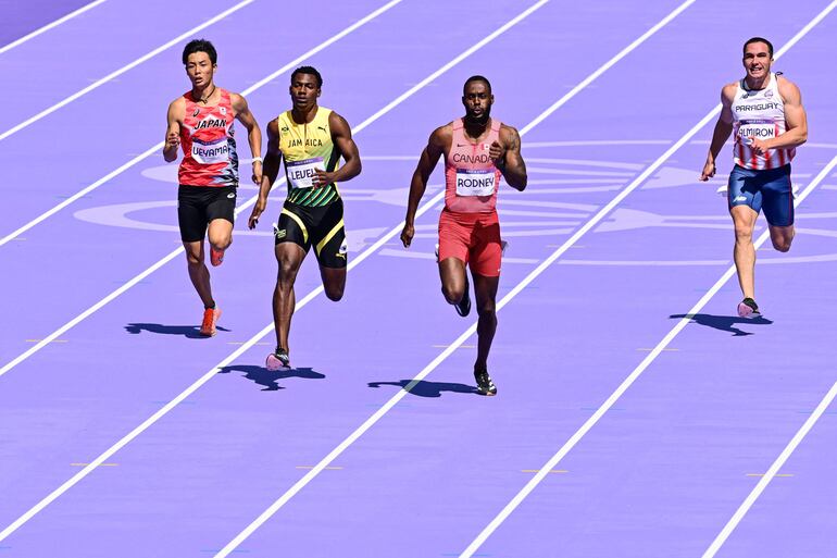 El paraguayo César Almirón (d) disputa el repechaje de los 200 metros llanos en los Juegos Olímpicos París 2024 en el Estadio de Francia, en París. 