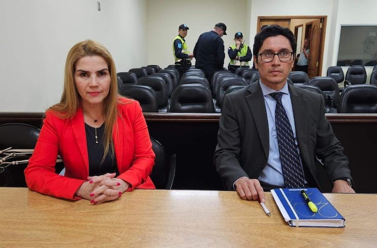 Abog. Teresita Torres Molas, agente fiscal y el Abog. José Armoa, querellante adhesivo, en el juicio oral y público. 