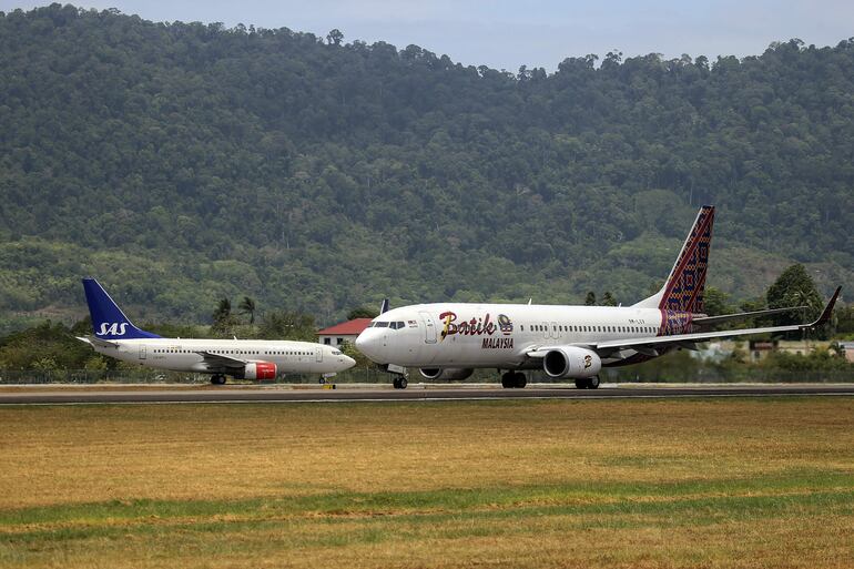 Una imagen de archivo de un avión Batik Air, frente a un avión de Scandinavian Airlines (SAS).