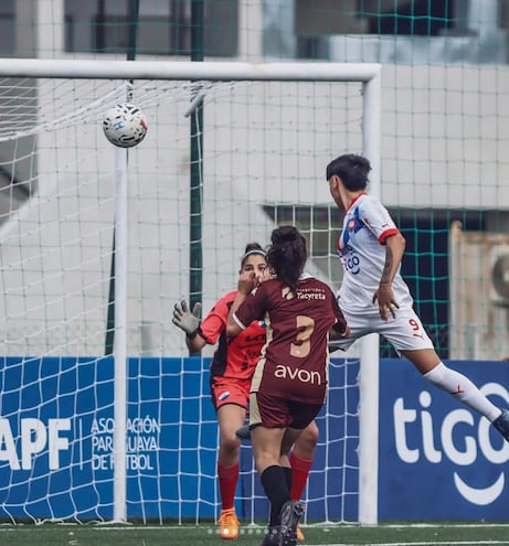 Naara Cabañas (nro. 9) anotó para las azulgranas y es goleadora de la categoría / Gentileza