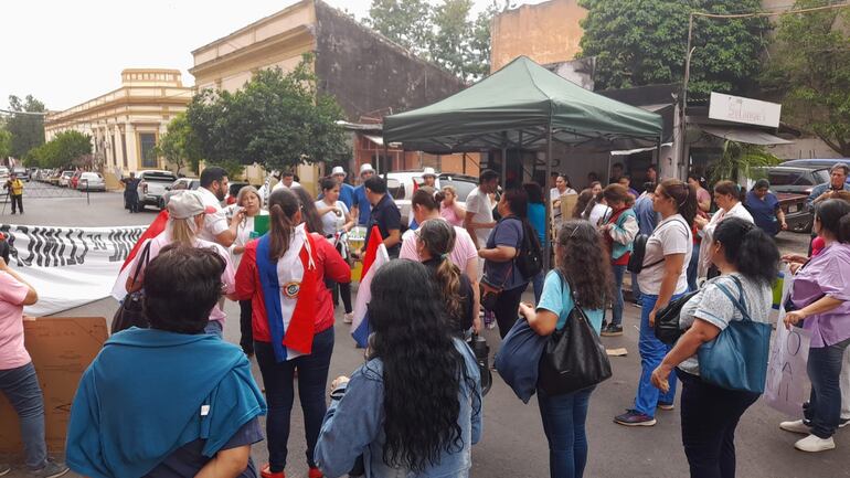 Trabajadores del Hospital de Clínicas se manifestaron este martes frente al Ministerio de Economía.