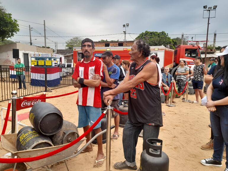 Familias del barrio San Francisco de Asunción forman filas en el relanzamiento de "Ñande Gas", de Petropar.