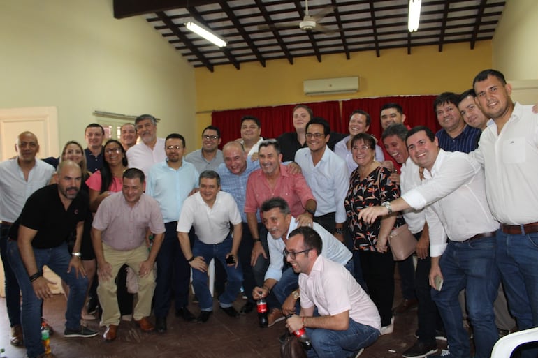 Reunión de presidentes de seccionales de la Capital. Se puede ver a varios altos cargos de la Municipalidad, como Nelson Mora, jefe de Gabinete, Enmanuel Lara, de Fonacide; Maxi Ayala, de "Fiscalización", entre otros. 