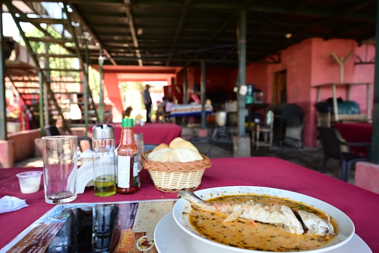 Un caldo de mandi´i listo en la mesa en uno de los comedores de la zona de Remanso.