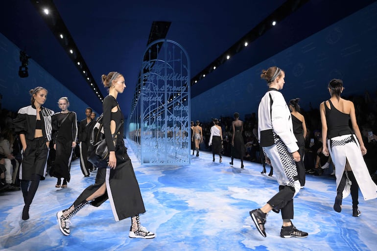 Las modelos caminan por la pasarela después de la presentación de Dior de la colección Prêt-à-porter femenino Primavera-Verano 2025 en el marco de la Semana de la Moda de París.