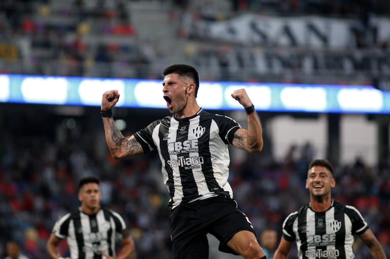 El paraguayo José Florentín, jugador de Central Córdoba, festeja un gol en el partido frente Independiente Rivadavia por la fecha 18 de la Liga Profesional en el estadio Madre de Ciudades, en Santiago del Estero, Argentina.