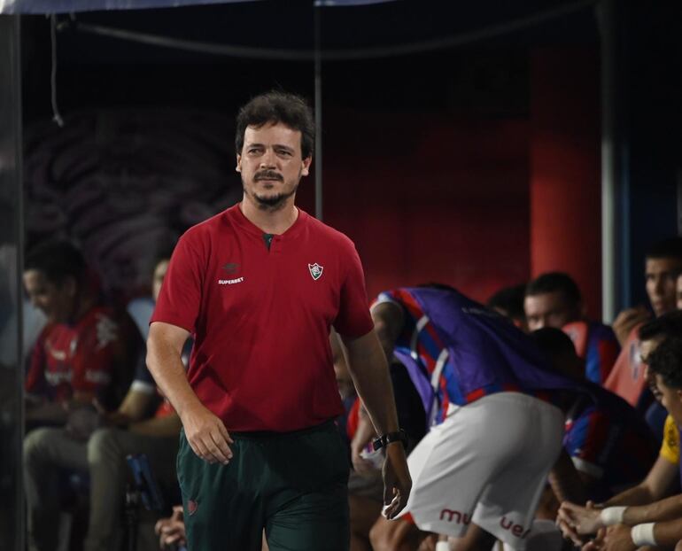 El brasileño Fernando Diniz, entrenador de Fluminense, antes del partido frente a Cerro Porteño por la Copa Libertadores en el estadio La Nueva Olla, en Asunción, Paraguay.