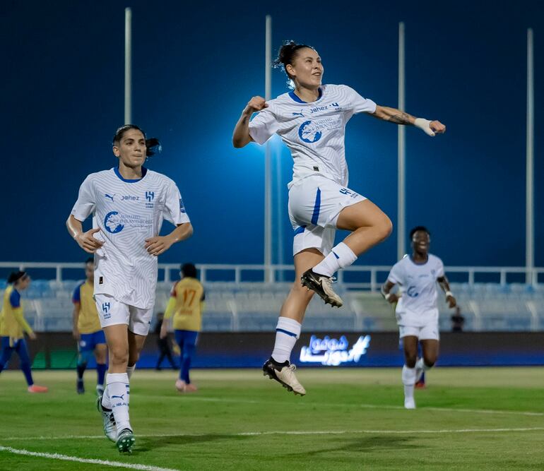 Jessica Martínez salta para celebrar uno de los tres goles que marcó ayer en Arabia Saudí