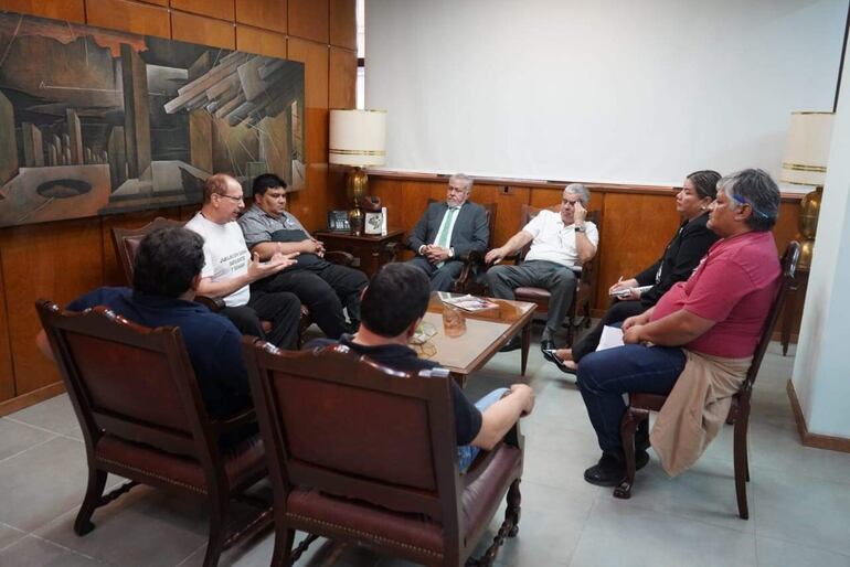 Reunión de los representantes de jubilados y centrales obreras con Jorge Brítez, presidente del IPS. 