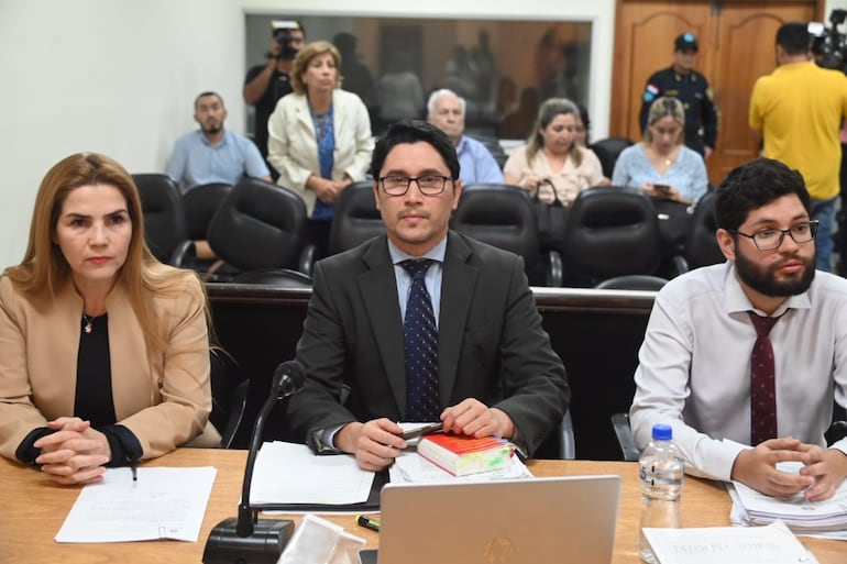  La fiscala Teresita Torres  (izq.) y el abogado querellante José Armoa, en la sala de juicio.