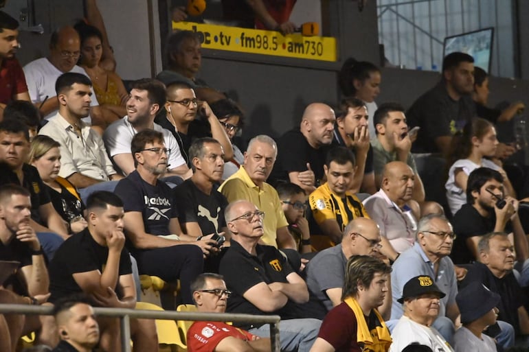 El argentino Gustavo Alfaro (remera con cuello amarilla), entrenador de la selección paraguaya, observando el partido Guaraní vs. Olimpia en el Rogelio Silvino Livieres, en Asunción.