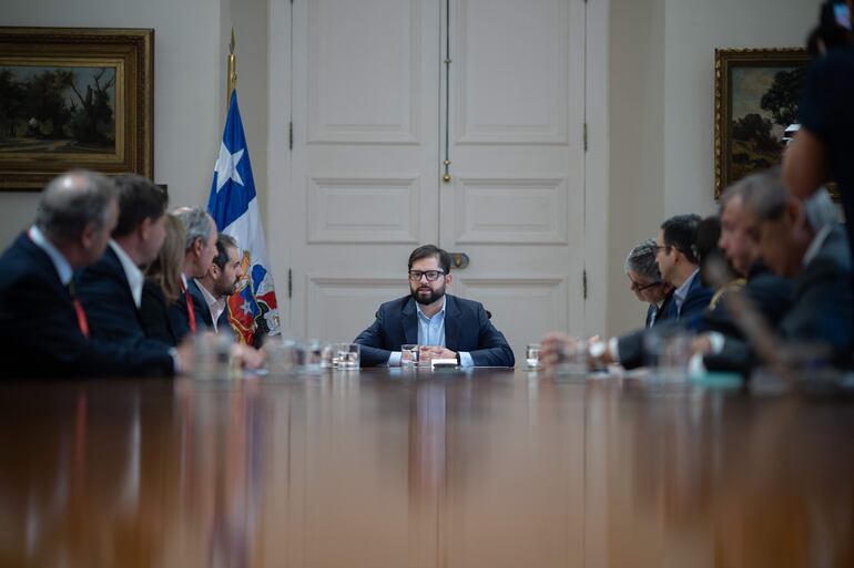 El mandatario chileno, Gabriel Boric (c), durante una reunión reciente reunión con la Confederación de la Producción y el Comercio (CPC), el principal gremio de empresarios del país.