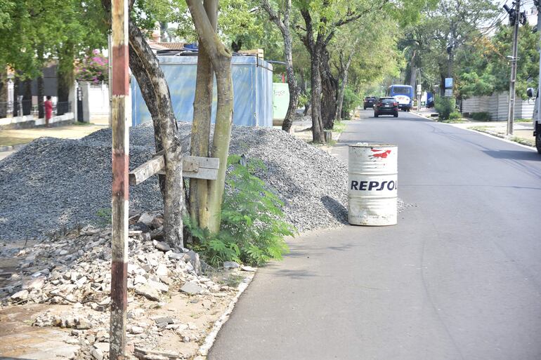 Piedra triturada puesta en el paseo llega hasta la calle, sin la debida señalización.