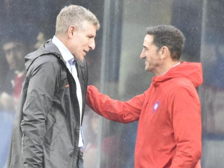 Manolo JIménez (d), entrenador de Cerro Porteño, conversa con Martín Palermo, técnico de Olimpia.