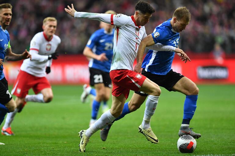 Warsaw (Poland), 21/03/2024.- Robert Lewandowski (2R) of Poland and Ragnar Klavan (R) of Estonia in action during the UEFA EURO 2024 play-offs semi-finals match between Poland and Estonia in Warsaw, Poland, 21 March 2024. (Polonia, Varsovia) EFE/EPA/Piotr Nowak POLAND OUT
