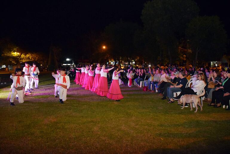 Ballet de danza del Colegio Nacional Defensores del Chaco.