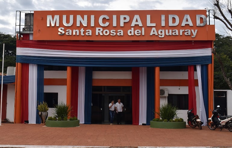 La municipalidad local cuenta con una amplia sede.