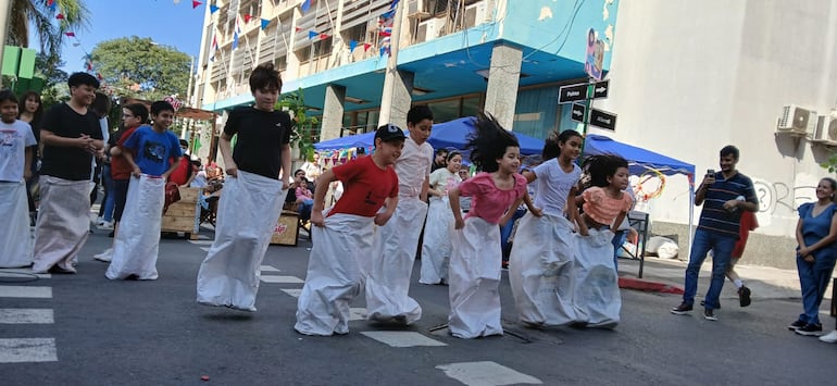 Un grupo de niños participa de la carrera vosá en la Feria Palmear.