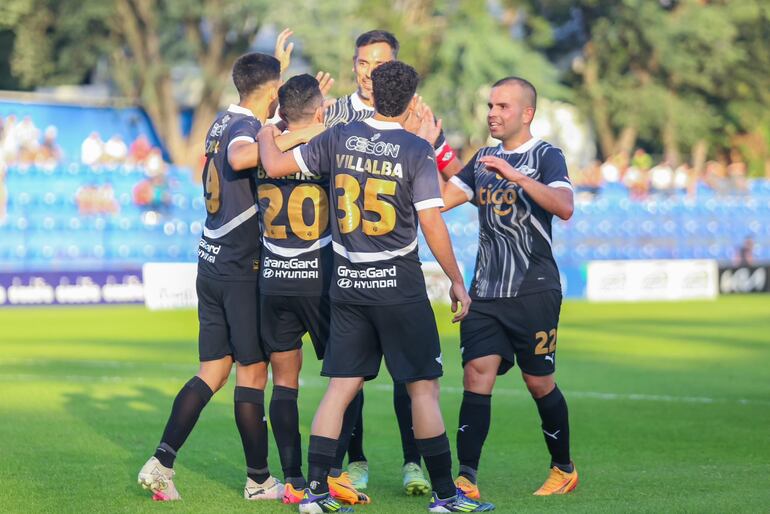 Los futbolistas de Libertad celebran un gol en el partido frente a Tacuary por la primera fecha del torneo Clausura 2024 del fútbol paraguayo en el estadio Luis Alfonso Giagni, en Villa Elisa.