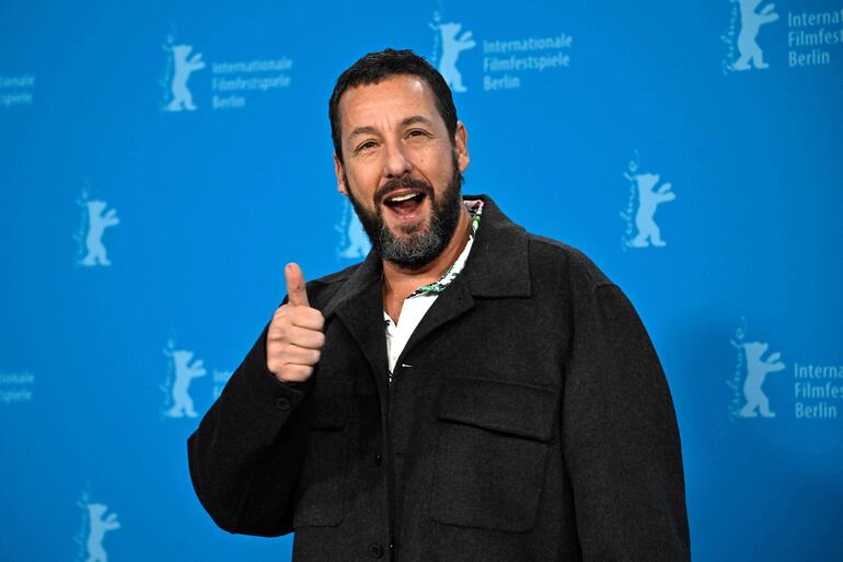 Adam Sandler está feliz de actuar con sus dos hijas en el filme 'Spaceman'. (Tobias SCHWARZ / AFP)