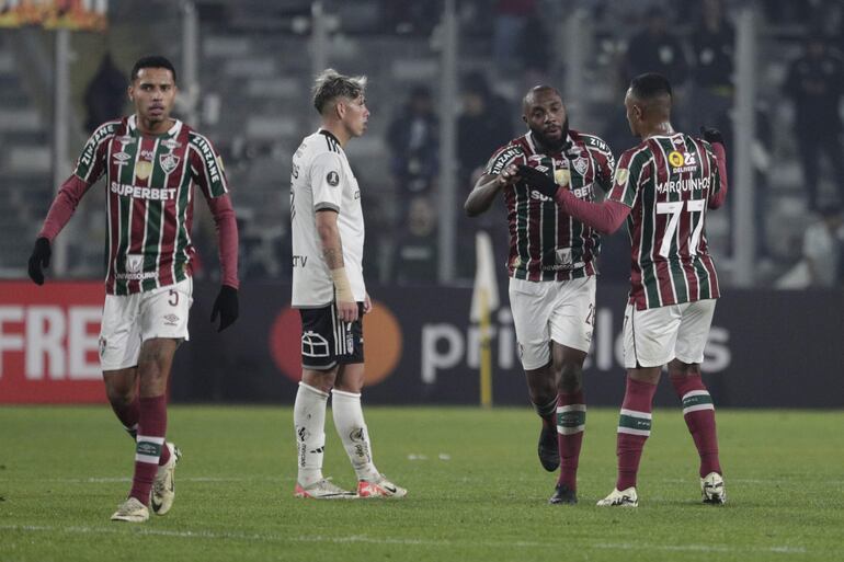 El brasileño Manoel (2-d), jugador de Fluminense, celebra un gol en el partido frente a Colo Colo por la Copa Libertadores 2024 en el estadio Monumental, en Santiago, Chile.