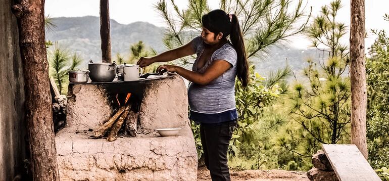 Mujer cocina