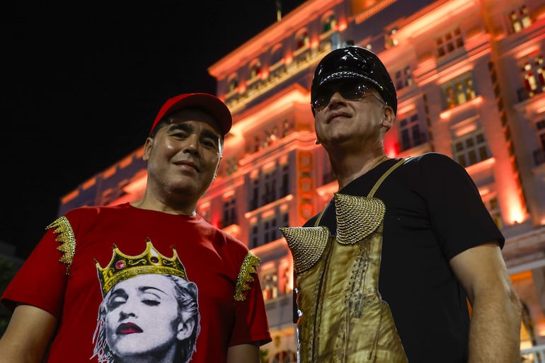 Fanáticos de la Madonna posan cerca del escenario que se prepara para su concierto del sábado en Río de Janeiro (Brasil). 