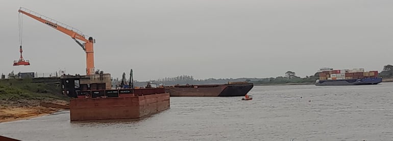 Varias embarcaciones atracan en el Puerto de Pilar debido a la bajante del río Paraguay.