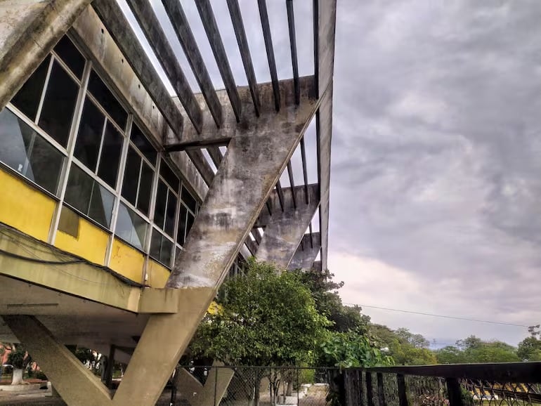 Entrada del Colegio Experimental Paraguay Brasil (CEPB).