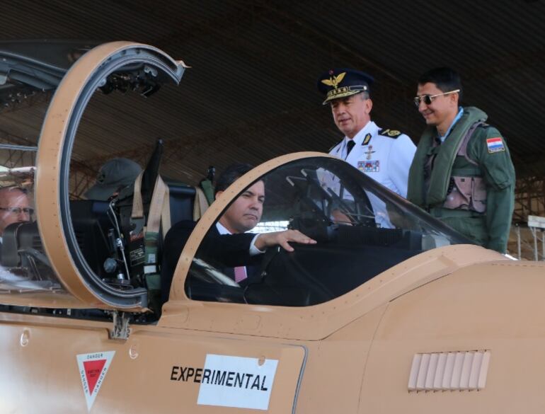 Santiago Peña subido a uno de los aviones Tucano que pretende adquirir para el Paraguay.