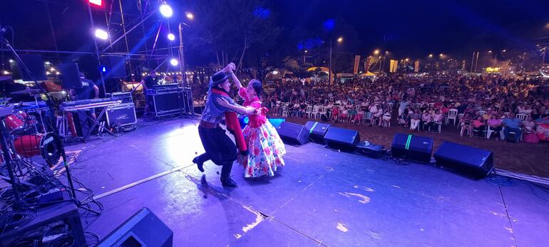 Jóvenes deleitando con su danza al público presente.