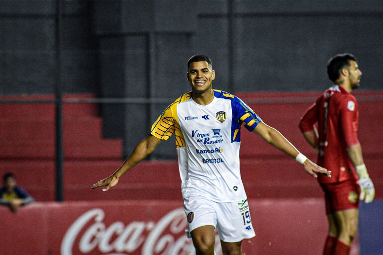 El paraguayo Marcelo Pérez, jugador de Sportivo Luqueño, celebra un gol en el partido contra Sportivo Trinidense por la sexta fecha del torneo Clausura 2023 del fútbol paraguayo en el estadio Arsenio Erico, en Asunción.