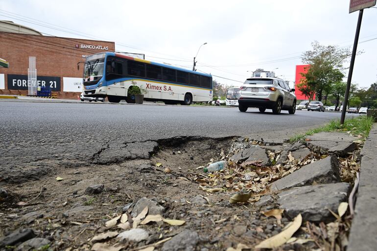 Baches, sinuosidades y hundimientos en el asfalto de las avenidas Santa Teresa y Aviadores del Chaco.