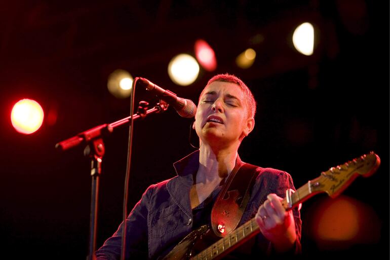 Sinéad O'Connor durante un show en el año 2008. La cantante fue encontrada muerta ayer a los 56 años de edad y se investigan las causas de su fallecimiento.