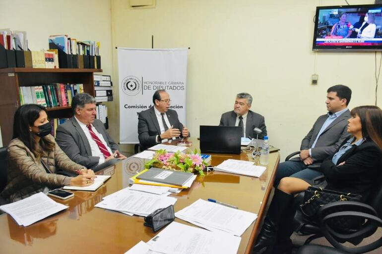 El director general paraguayo de Itaipú, Manuel Cáceres, conversando con diputados sobre el proyecto de ley de compensación a exobreros de la binacional.