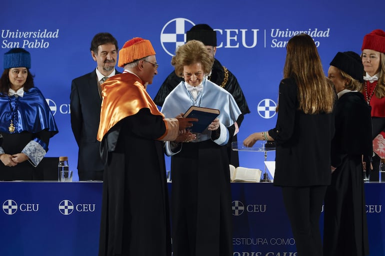 ¡Emocionada! La reina Sofía, durante la ceremonia en la que ha sido investida doctora Honoris Causa por Universidad CEU San Pablo en el Campus de Montepríncipe. )EFE/ Mariscal)
