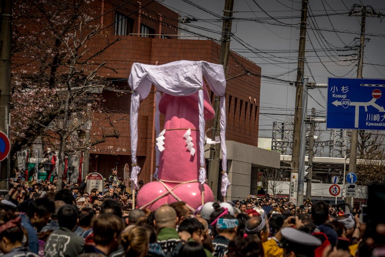 El Festival de Kanamara Matsuri (Día del Pene) es un ejemplo fascinante de cómo una tradición puede evolucionar con el tiempo para adquirir nuevos significados y relevancia, trascendiendo su origen y convirtiéndose en un fenómeno global.