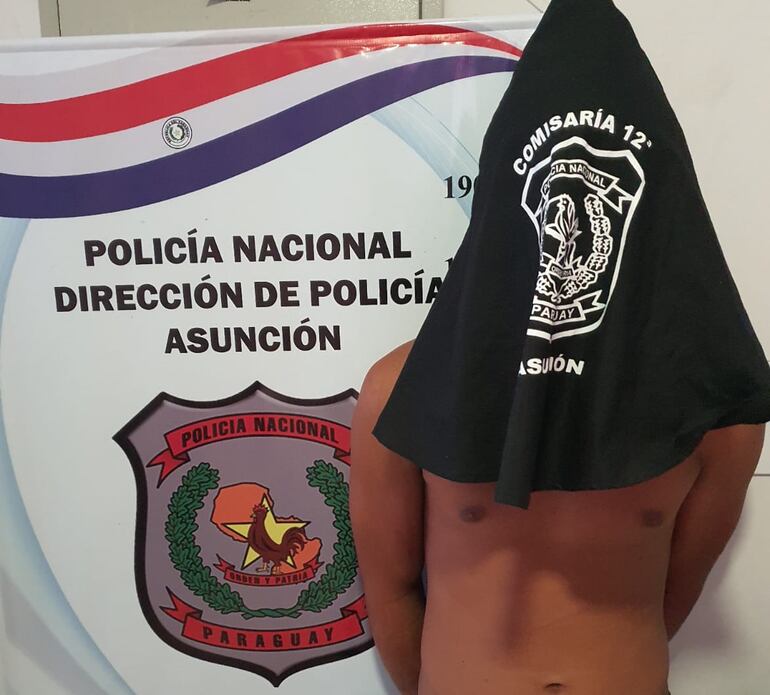 En la fotografía se observa a un hombre con la cara cubierta por una tela negra que pertenece a la Policía Nacional. Se trata de Juan Ángel Ortiz Sosa, quien fue detenido este fin de semana.