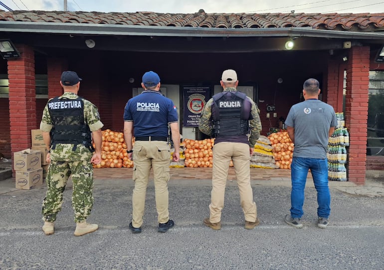 Las mercaderías incautadas por personal policial del Departamento Especializado Contra  Hechos  Punibles  y Económicos, Oficina Externa José Falcón, por presunto contrabando.