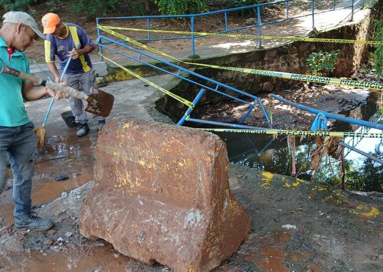 Fotos del lugar donde dos mujeres en un auto cayeron por el raudal a un arroyo en Luque, donde después fallecieron.