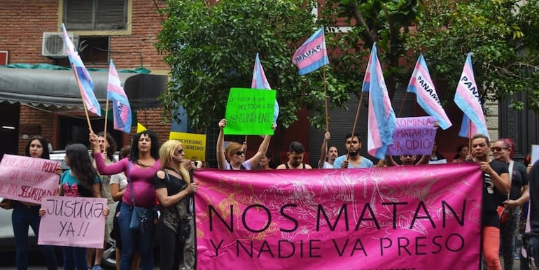 Protesta por los asesinatos de mujeres trans, Asunción, 2017 (Foto: Jess Insfrán).