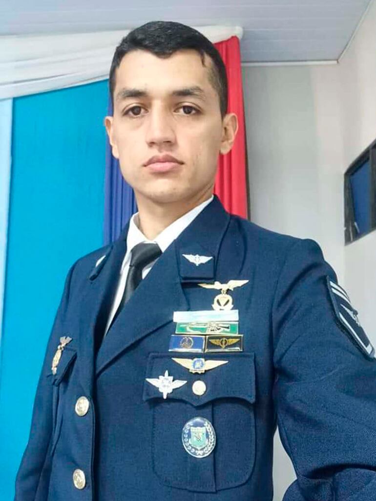 Líder Javier Ríos Cañete, militar asesinado por el policía Oliver Daniel Lezcano Galeano, quien estaba preso en Tacumbú desde enero, pero cuyo paradero actual se desconoce. 
