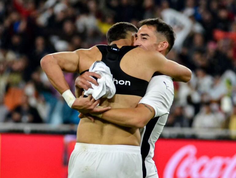 El paraguayo Alex Arce, jugador de la Liga de Quito, celebra un gol en el partido ante Fluminense por la ida de la final de la Recopa Sudamericana en el estadio Rodrigo Paz Delgado, en Quito, Ecuador.