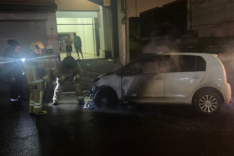 El vehículo fue incendiado en una calle frente a un edificio.